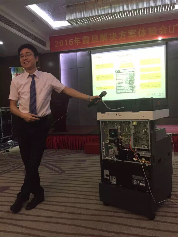 祝賀震旦“炫彩辦公 智享未來”全國巡回體驗會-廣州站，震旦經銷事業群西南事業部經理唐偉先生現場介紹震旦新品-科頤辦公分享